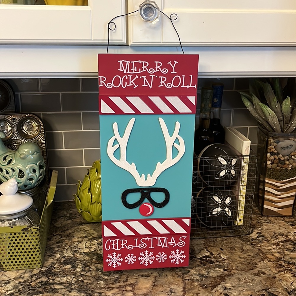 “Merry Christmas” Wooden Sign with Wire Hanger & glitter designs, EUC